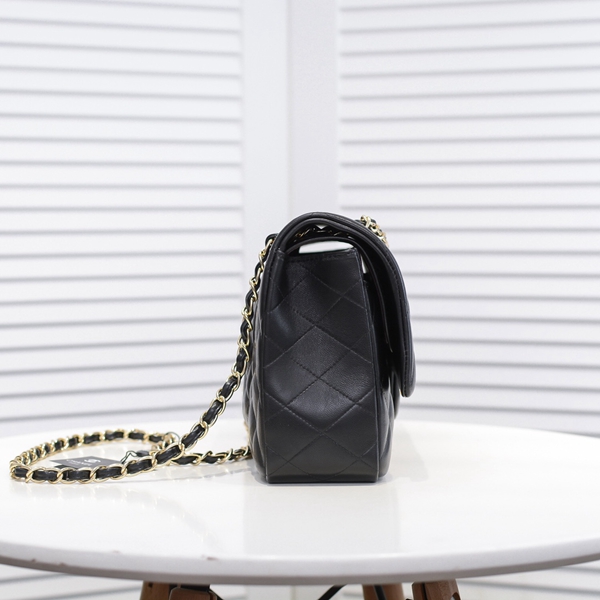 シャネルバッグ背面デザイン